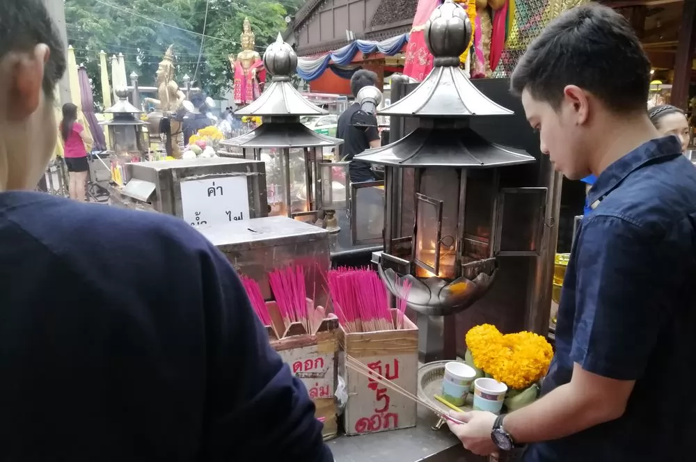 1蠟燭、5枝香和1花環＋1杯紅糖水和1杯牛奶，一套祭品50銖。