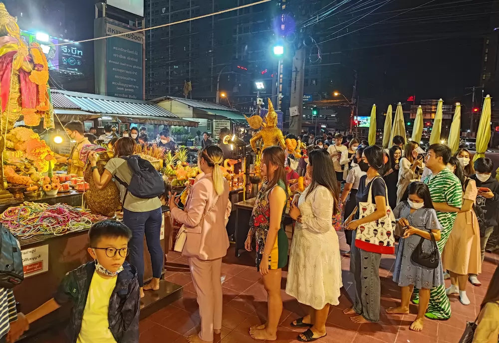 信眾排隊向招財鼠訴說願望。