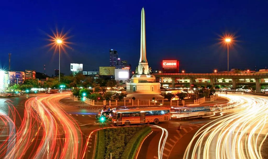 晚上的勝利紀念碑。（摘自泰國網站）