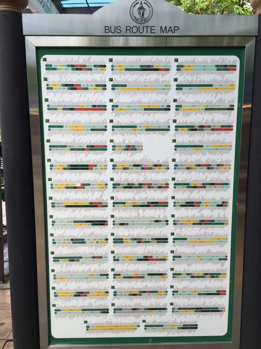 勝利紀念碑周圍的巴士站牌。