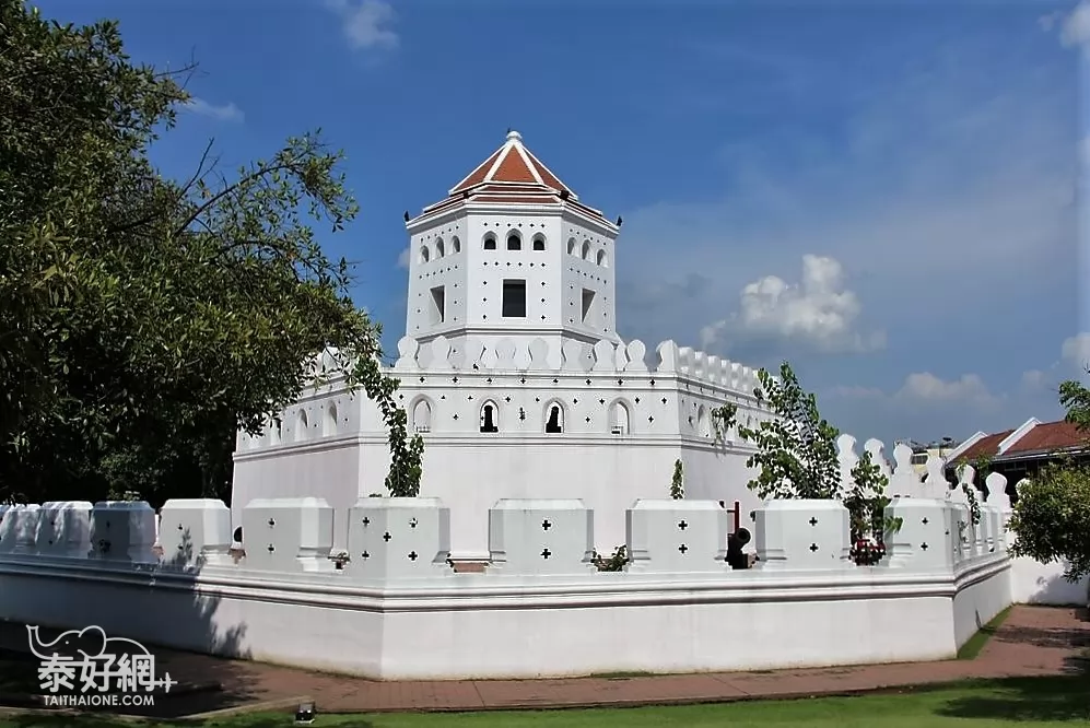 白色肅穆的普拉蘇門砲台。