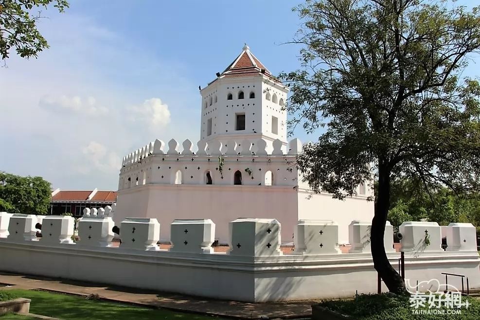 普拉蘇門砲台有3層18.9公尺高。