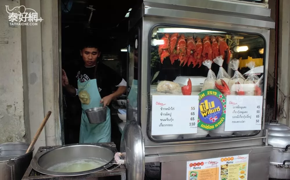 店前的櫥櫃裡展示鮮紅的蟹鉗,主打的就是蟹肉麵。