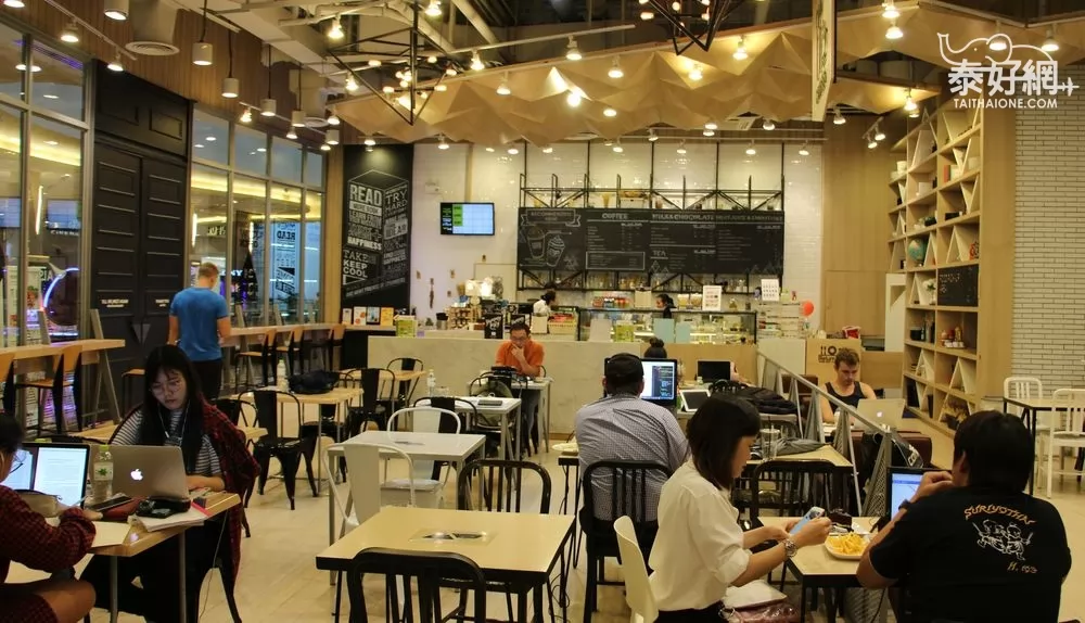 24小時營業，吸引很多學生和上班族。