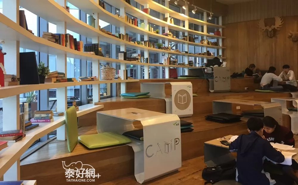 書架上有書免費提供閱讀。