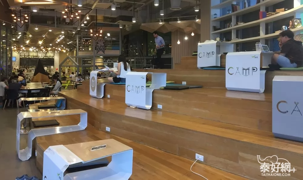 有很多種桌椅，提供不同喜好的人。