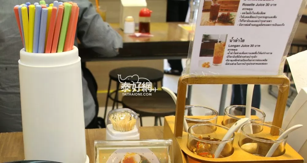 這裡的筷子有很多種顏色。