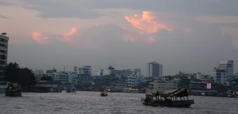湄南河的晚霞千變萬化。