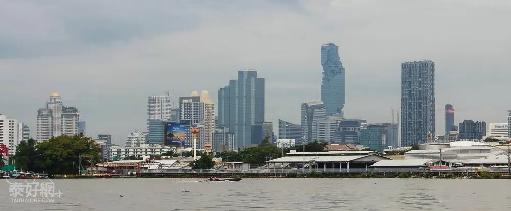 曼谷市區的湄南河下段,眾多的現代化建築。