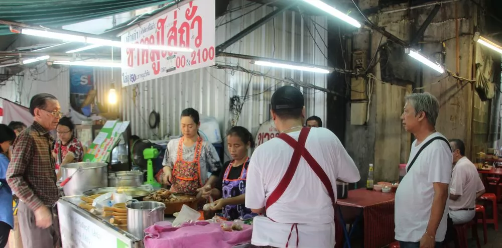 打包帶走的客人也不少,花生豬腳飯帶走要50銖。
