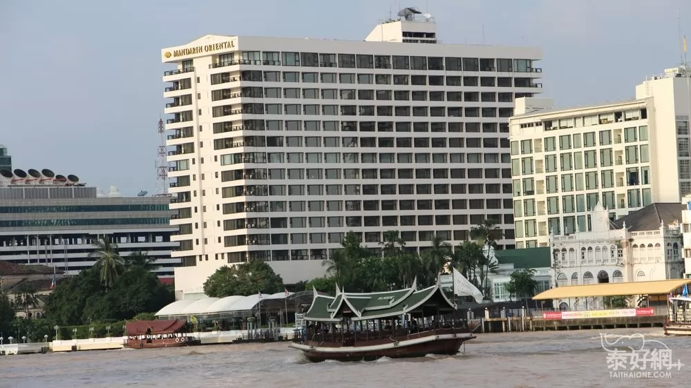 飯店有接駁船載運房客出入。