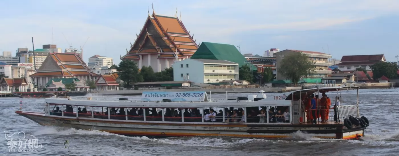 沒有旗子的交通船。