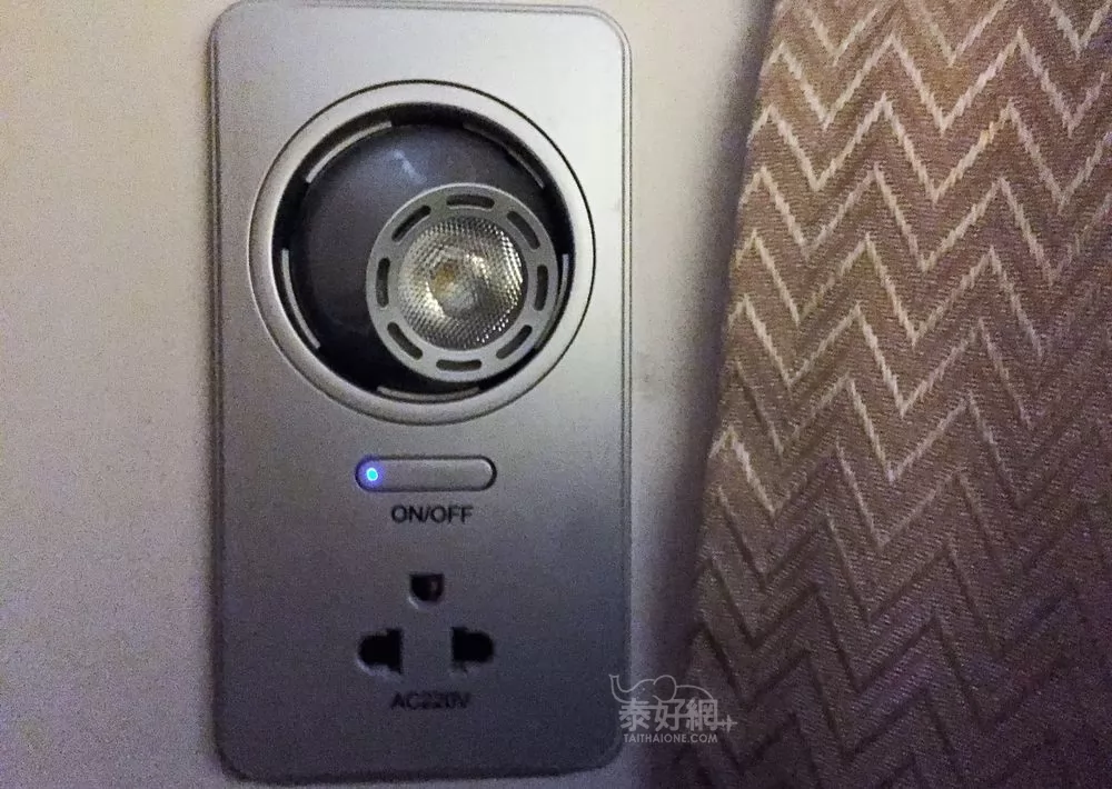 下舖有充電插座,不用擔心手機沒電。