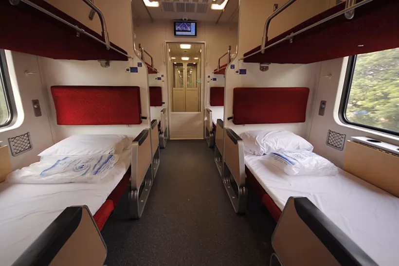 床舖好了,可以躺下去睡。