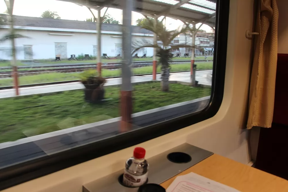 火車會經過很多小站。