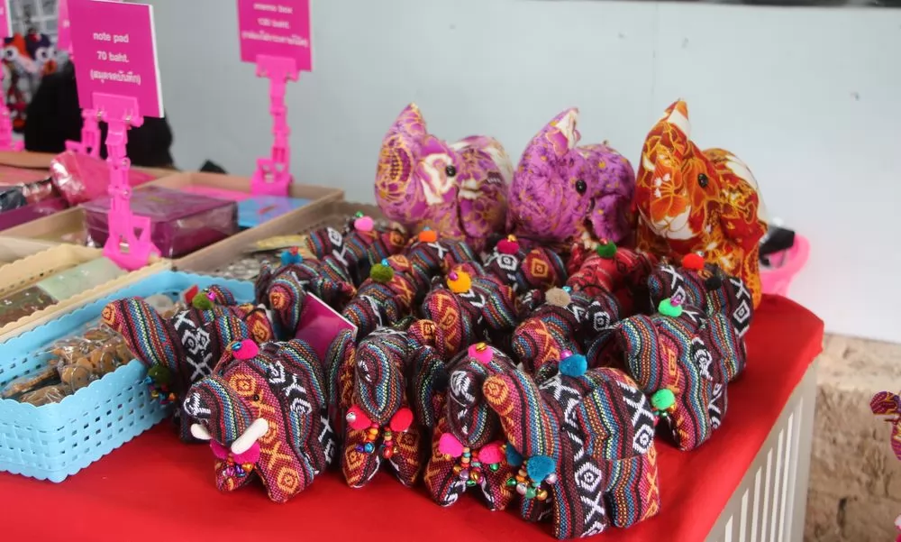 花色亮麗的象布偶。