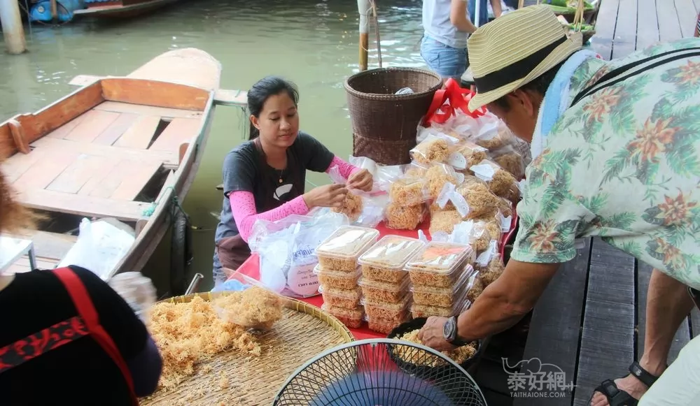 現做的泰國傳統甜點，１盒50銖。
