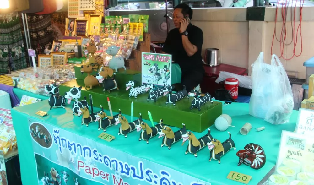 手做的狗玩偶，粉可愛，1隻190銖，記得殺價看看。