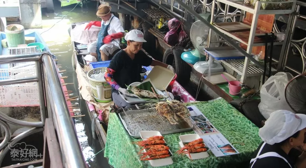 店家在船上燒烤海鮮。