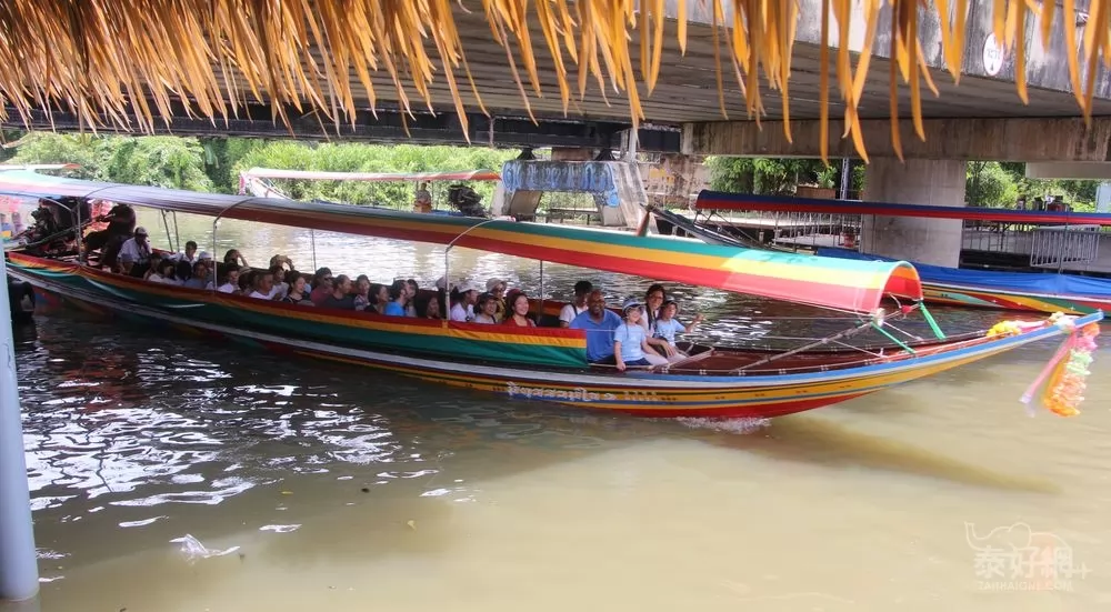 坐長尾船出發進行１小時的巡迴遊覽。