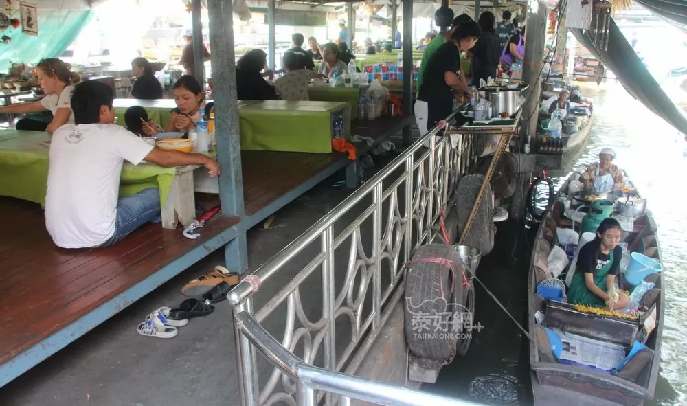 在這裡可以吃到平價美味的燒烤魚蝦。