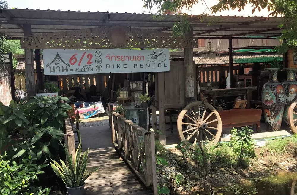 市場前面就有租腳踏車的店,1天約100-120銖。