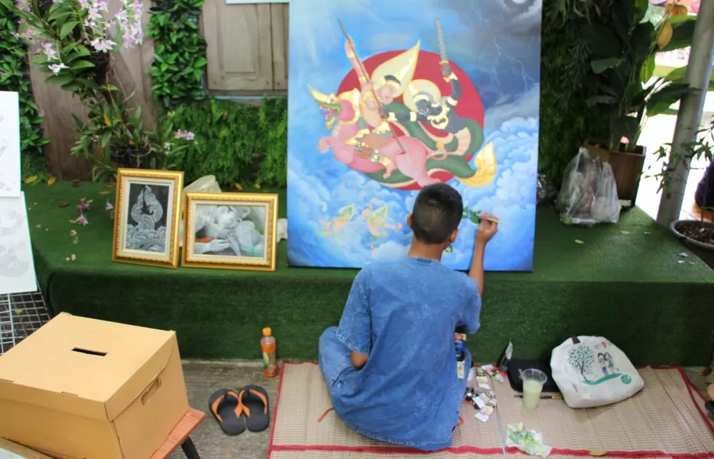 有小朋友展現繪畫才能。