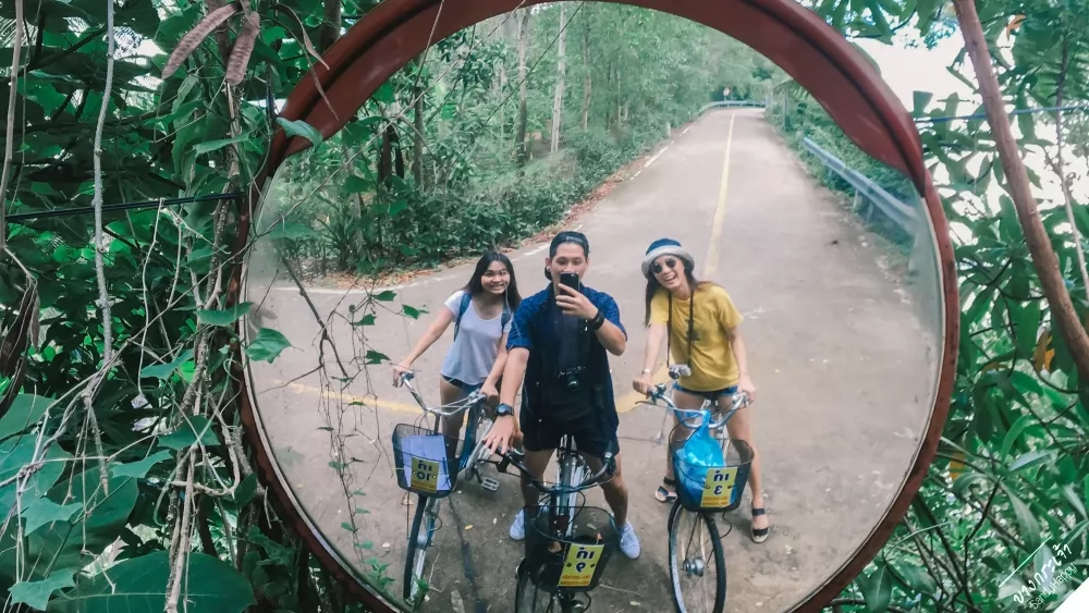 泰國人很喜歡拍照，連路上的凹凸鏡也不放過。