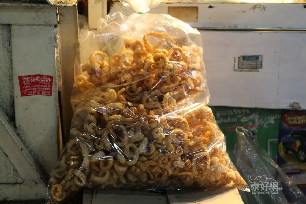 清邁必吃的美食—炸豬皮。