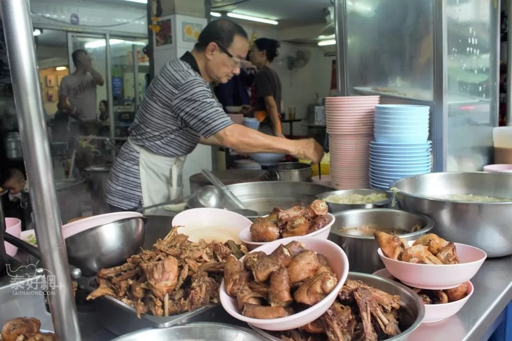 老闆煮起鴨肉粿條的動作就像是在跳舞啦!