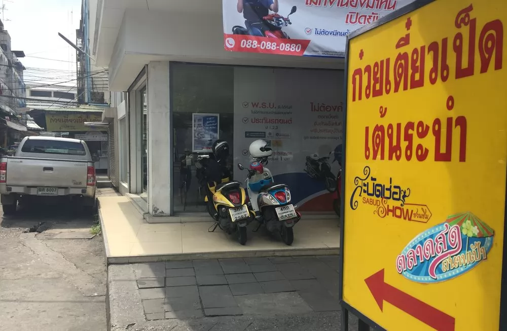 店位在拉瑪四路的巷子裡。