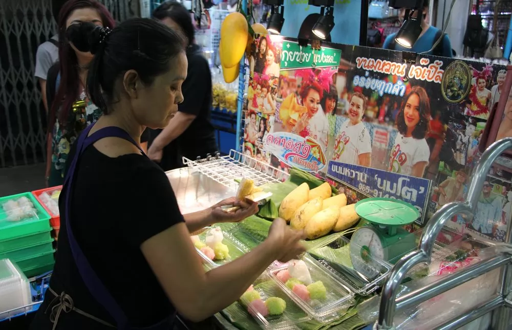 巷子的走道上也有小吃攤賣吃的。