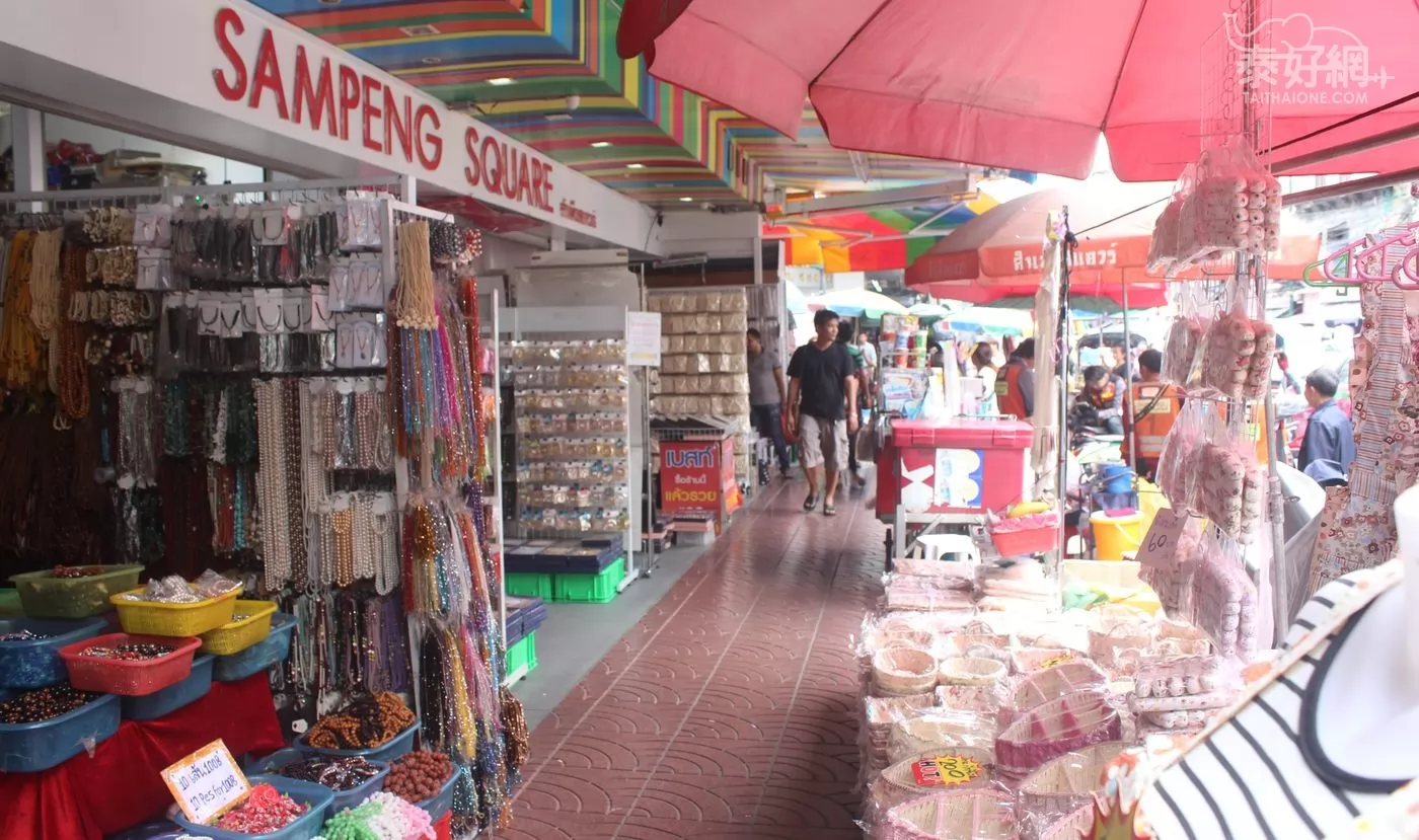 女生飾品批發為主，如手環、髮飾、耳環、鏈子、墜子等。