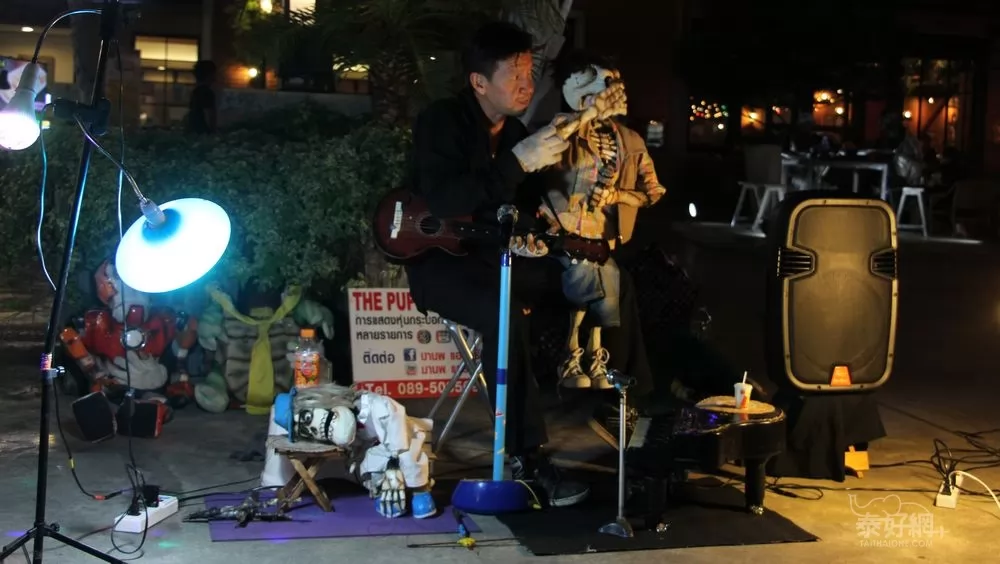 夜市的空地常有各類的藝術表演。