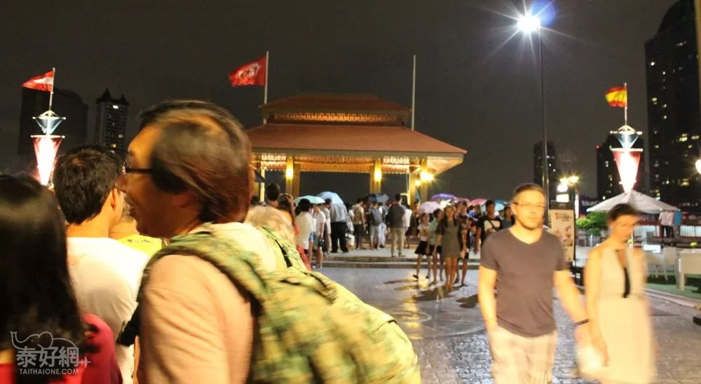 從夜市碼頭折返時往往得排隊等候。
