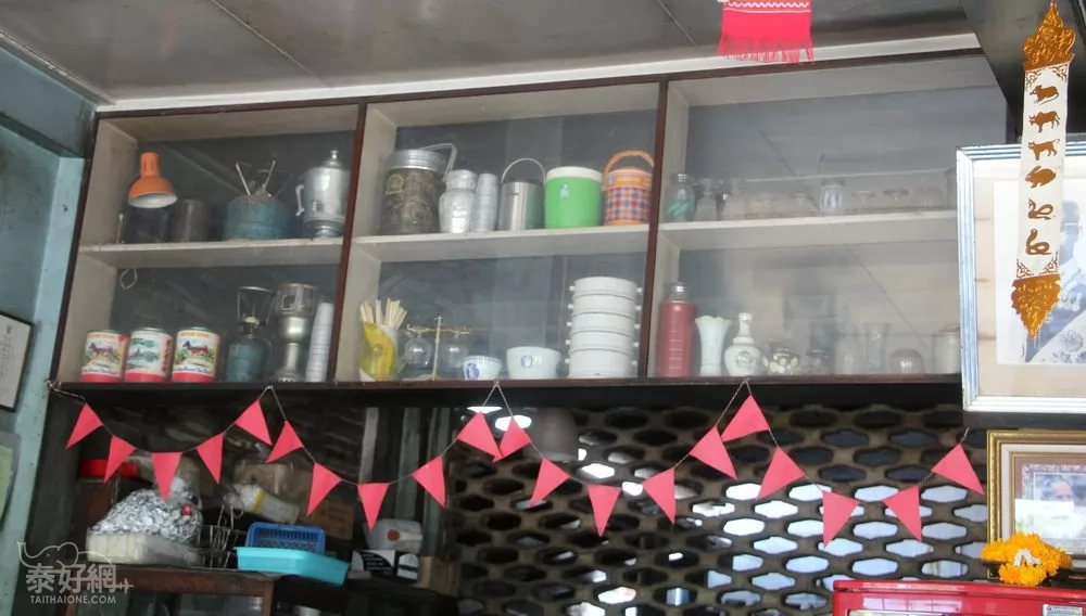 看看擺在上面的這些東西，就知道這家店開了多久。