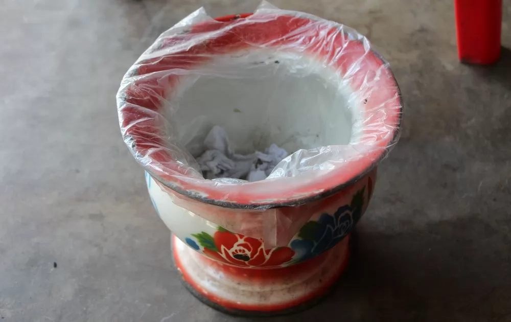 象哥小時候用過的尿壺、現在用成垃圾桶。