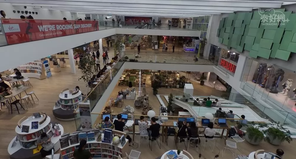 4到5F的走道供人休息;5F開放式的書店。