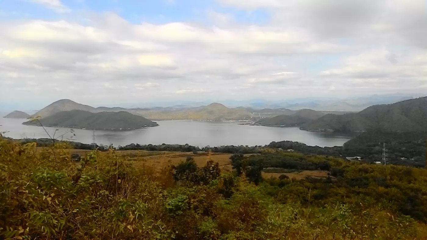 往天堂瀑布走經過的Sinakharin水庫。