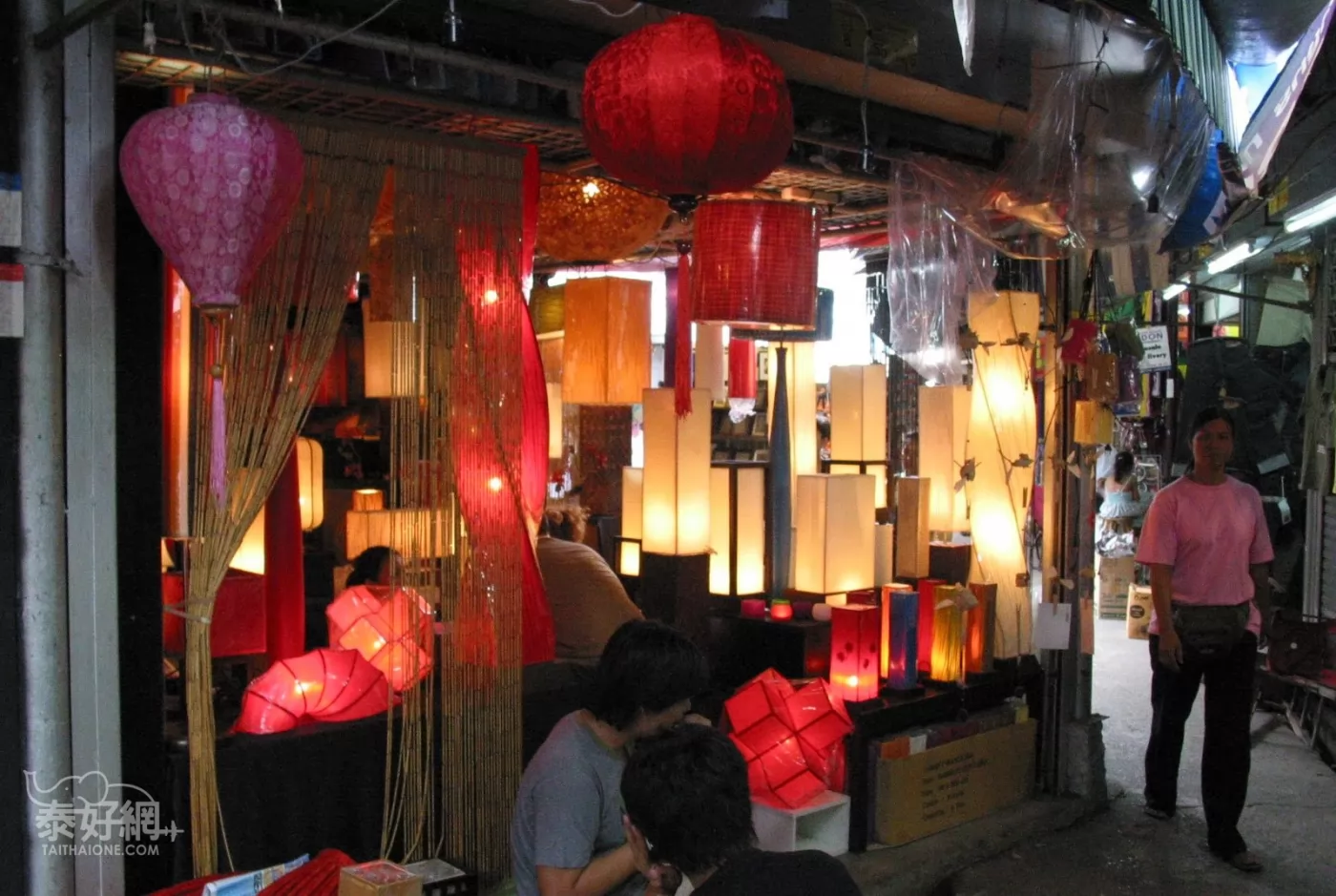 JATUJAK 各式各樣的燈飾品。