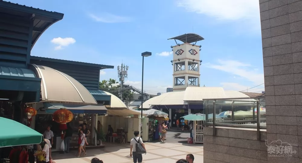 市場裡有各種可識別的標誌。