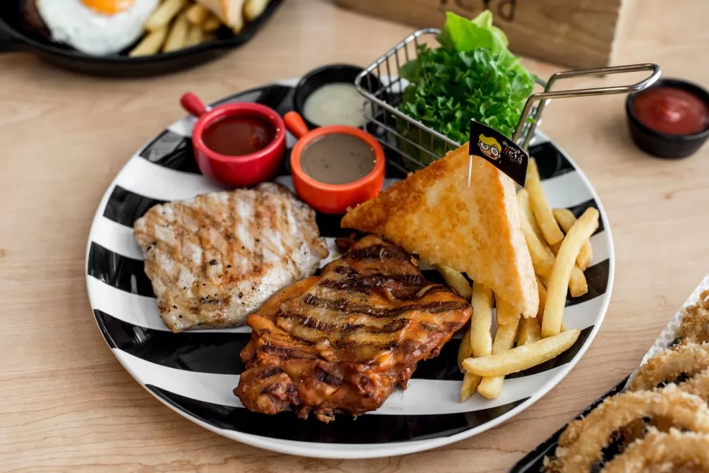 豬肉和雞肉雙併,179銖。