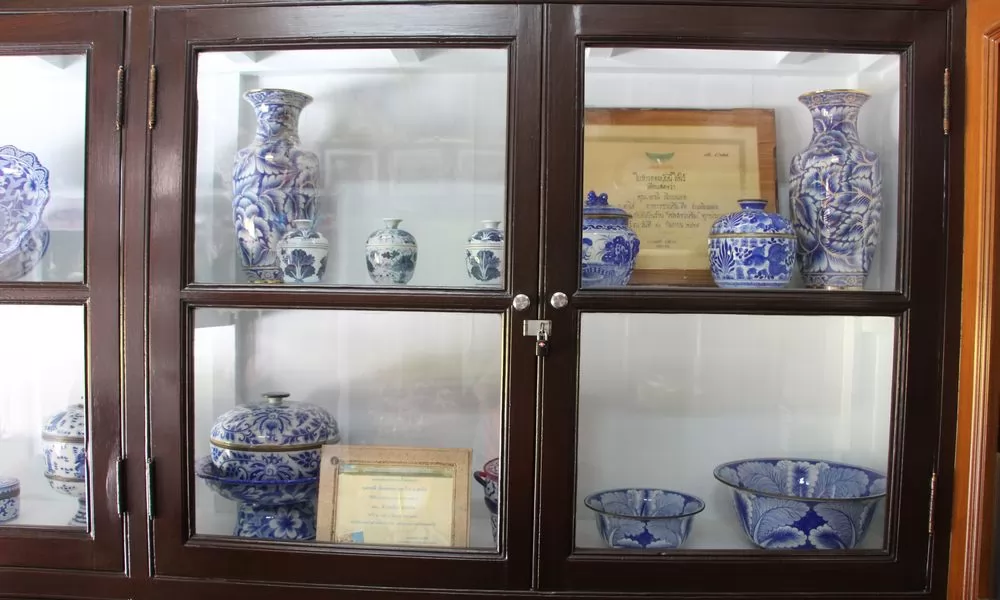 壁櫥裡還有精美的磁器收藏品，可以觀賞。