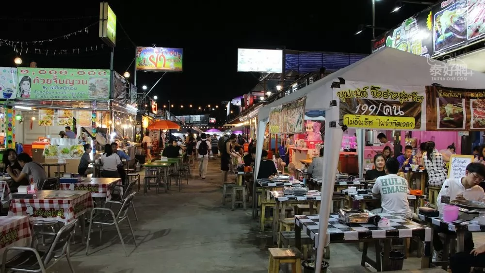 美食區有多種泰式風味的火鍋和粿條。