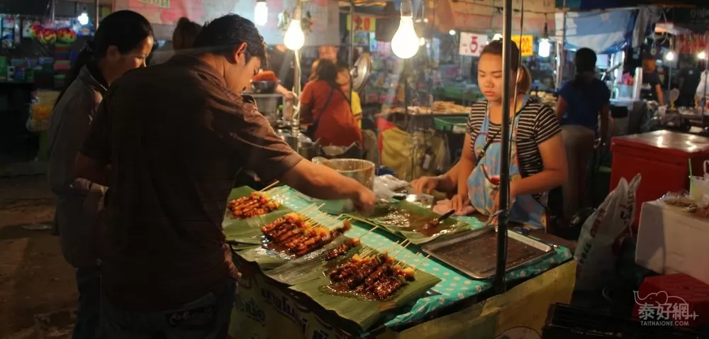 BBQ的肉串10-15銖1串。