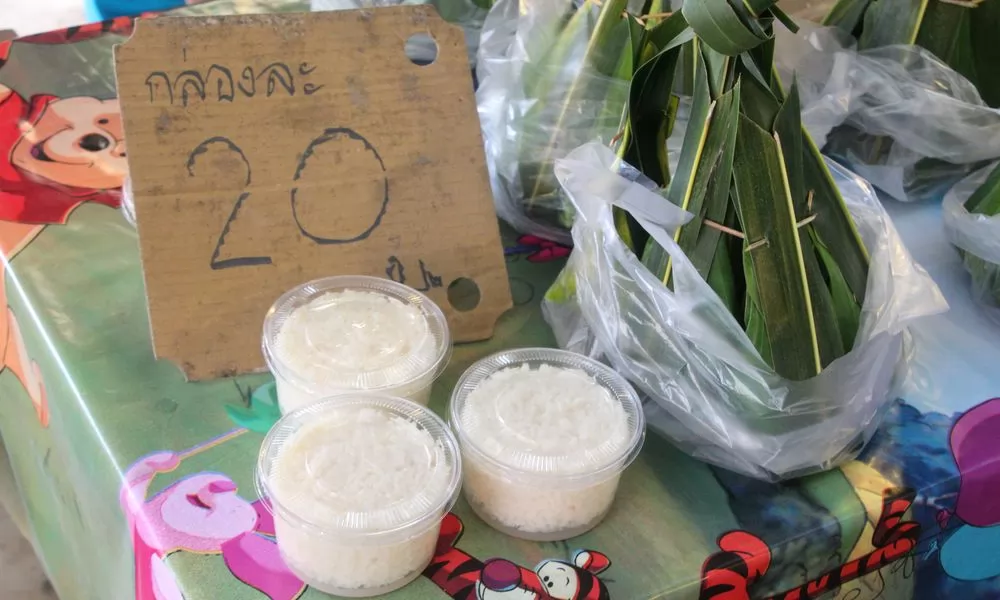 猛族也有米釀的白米酒,1盒20銖,超便宜!吃起來甜而不膩,吃多了會醉人的喔。