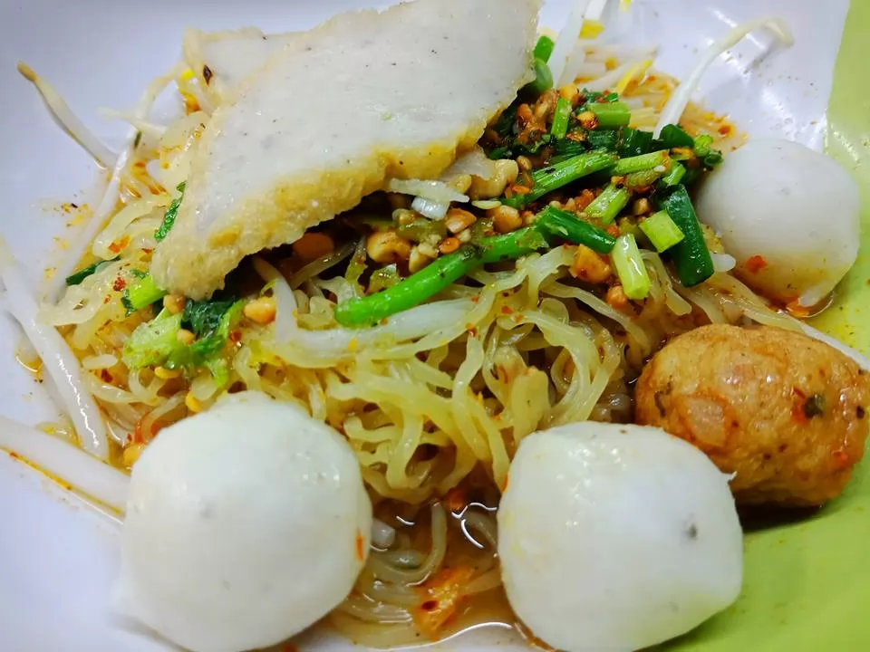 酸辣魚丸乾麵，這裡的麵是雞蛋麵，Q彈。