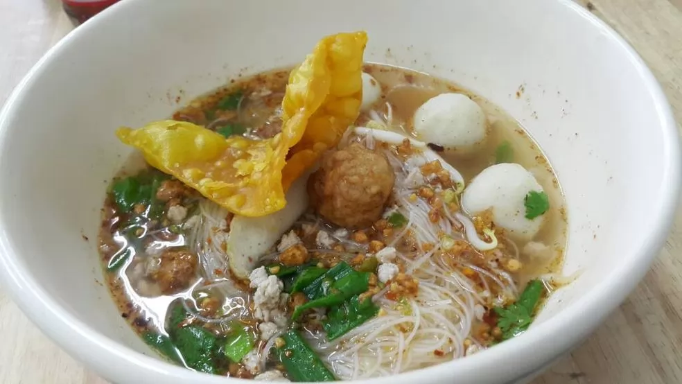 酸辣魚丸湯米粉，1碗50銖。