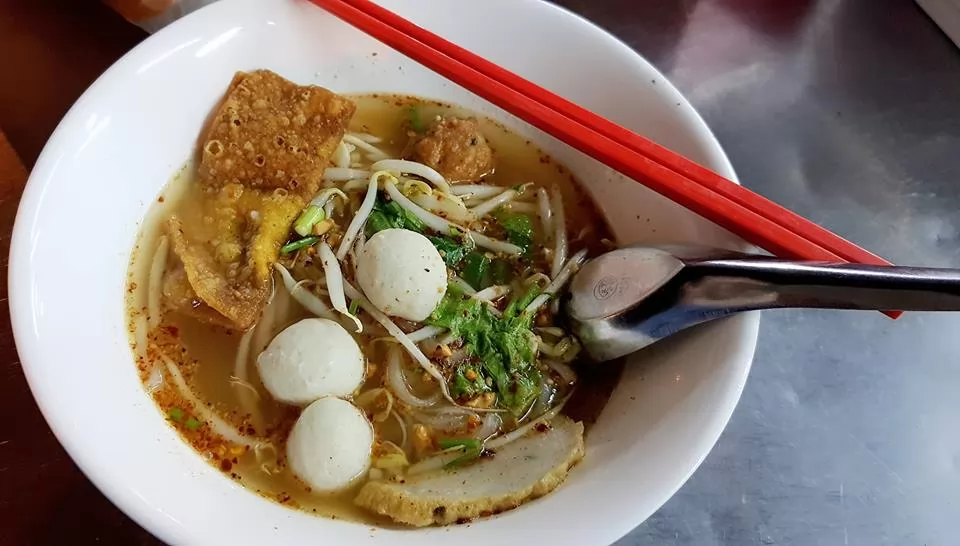 酸辣魚丸湯細粿條。