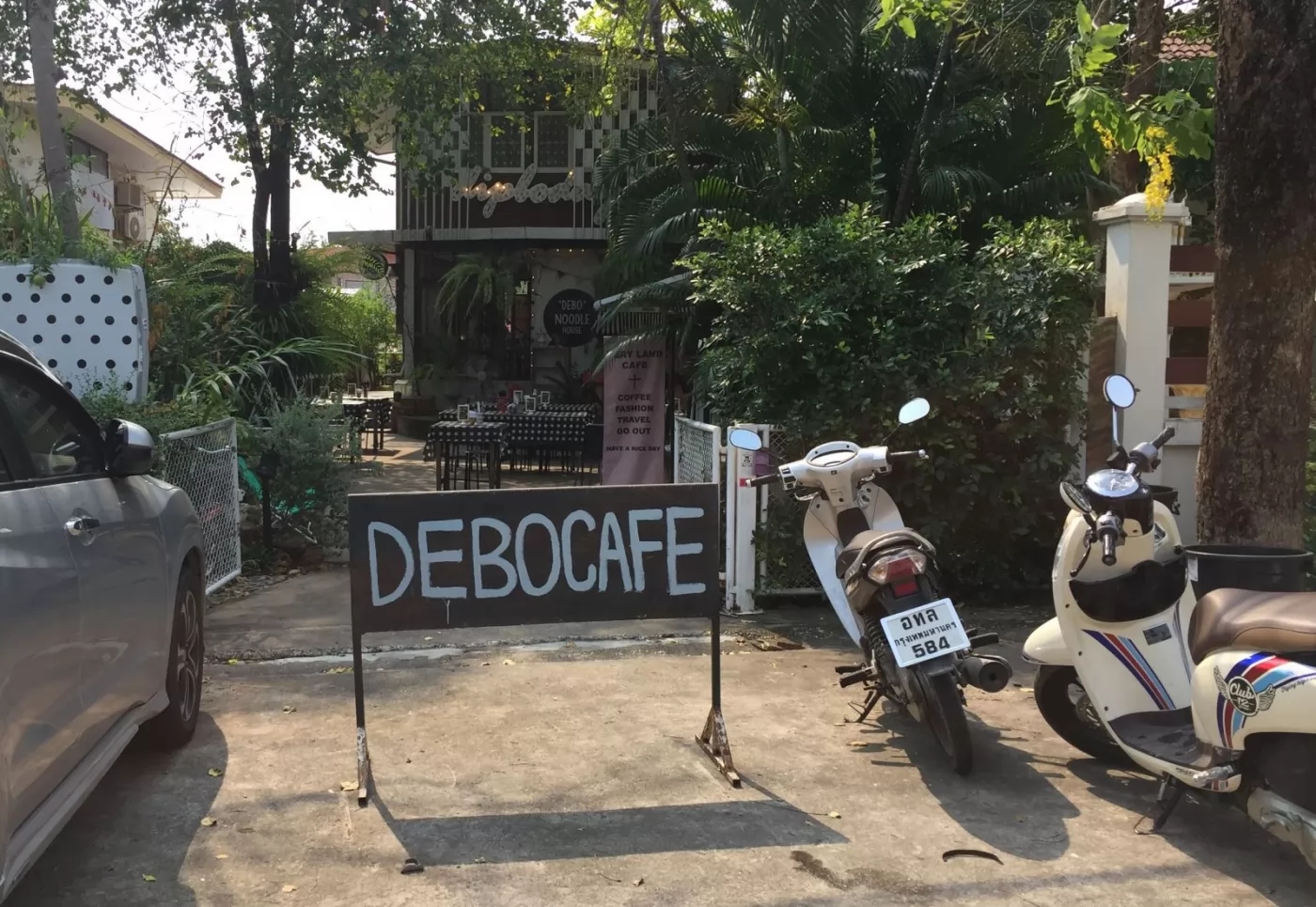 泰客進不去忘憂宮,只好到旁邊的餐廳坐坐。